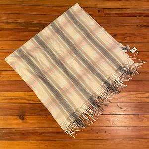 Gap on size fits all scarf